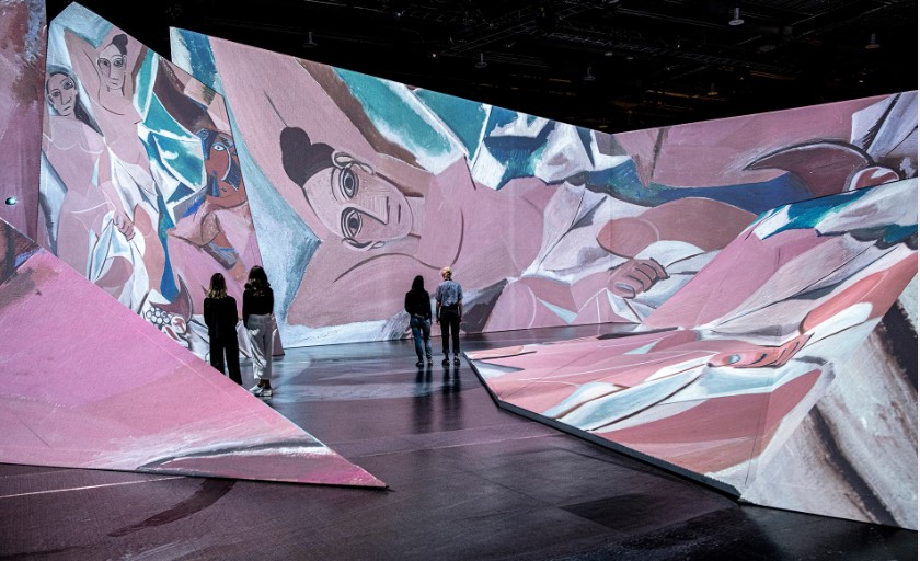 A exposi&ccedil;&atilde;o traz uma experi&ecirc;ncia digital e imersiva na hist&oacute;ria e nas mais de 200 obras de Pablo Picasso.